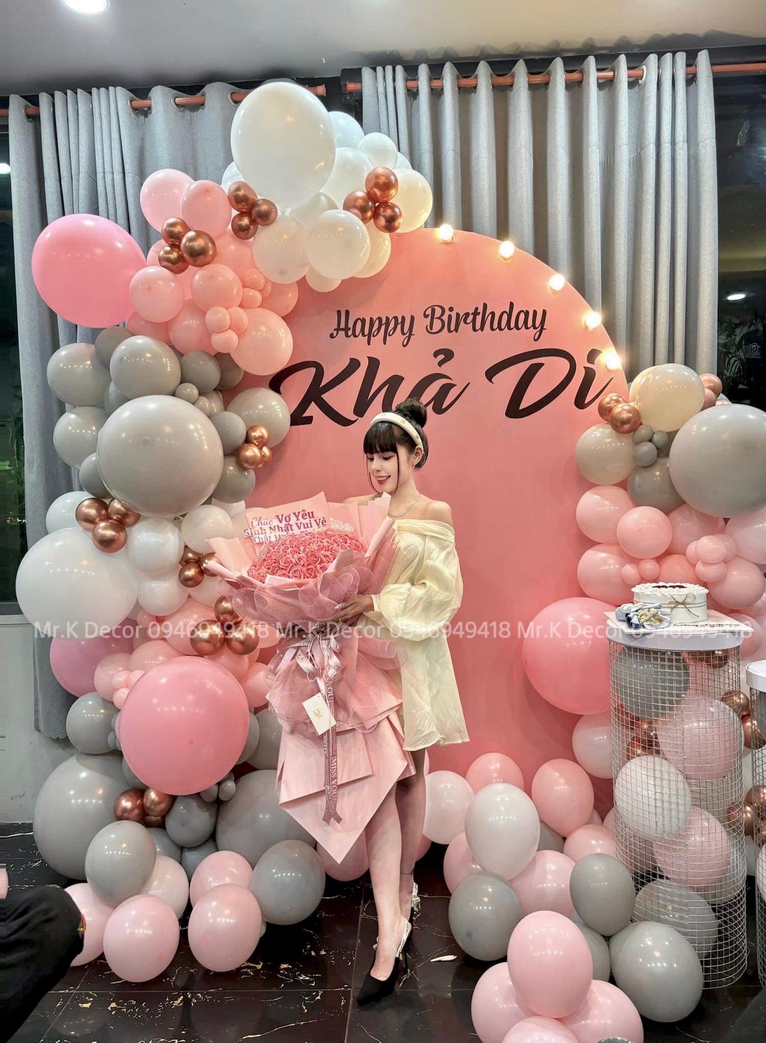 Bữa tiệc sinh nhật màu hồng và xám đã thành công rực rỡ! Cảm ơn tất cả mọi người đã đến dự tiệc! 🎁🎈