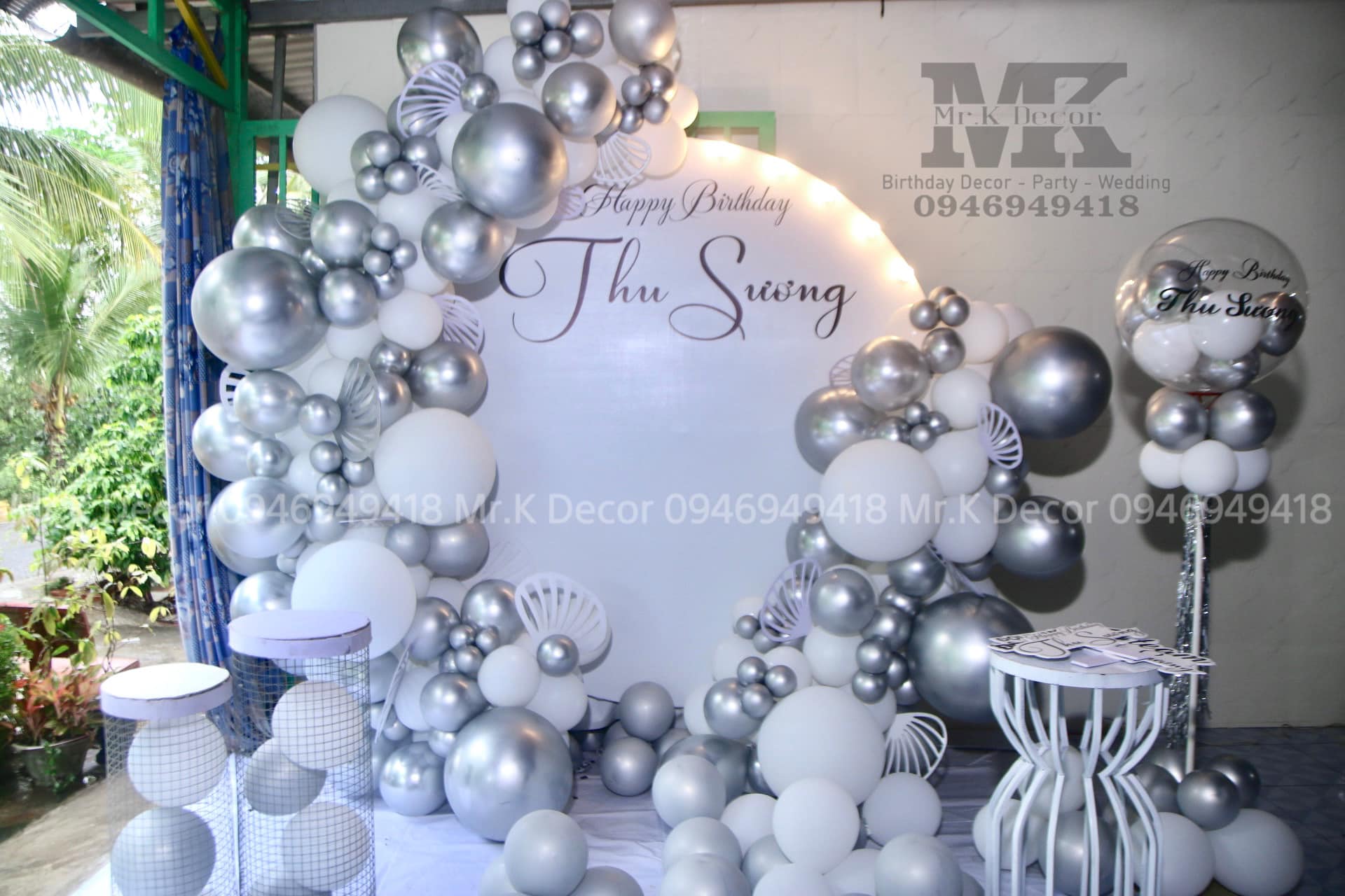 Thêm chút quyến rũ với vòm bóng bay lớn có bóng bay màu bạc và trắng! Thật sự kỳ diệu. 🎊🌟